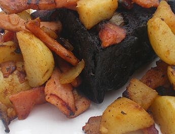 potato and fresh apple with black pudding and bacon 