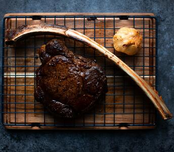 cooked tomahawk steak 